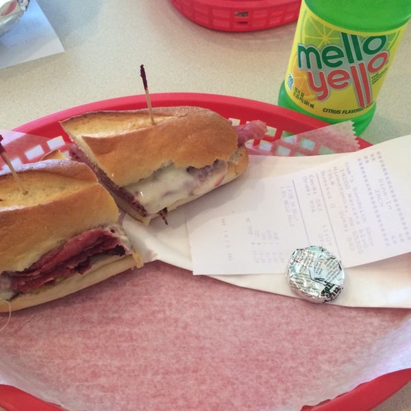 Das Foto wurde bei Ham&#39;s Sandwich Shop von Begger am 9/16/2014 aufgenommen