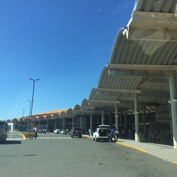 รูปภาพถ่ายที่ Aeropuerto Internacional del Cibao โดย Cesar A. เมื่อ 2/2/2017