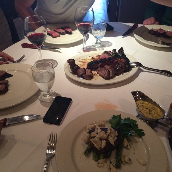 Foto diambil di Frankie &amp; Johnnie&#39;s Restaurant oleh Xima pada 6/11/2014