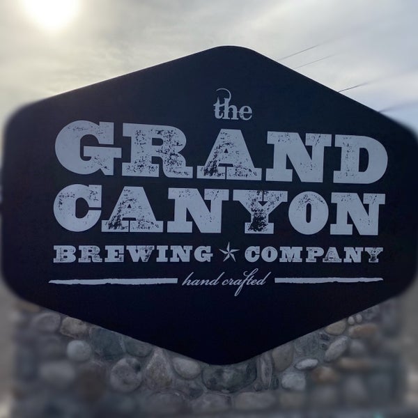 รูปภาพถ่ายที่ Grand Canyon Brewing + Distillery โดย Sam V. เมื่อ 6/25/2020