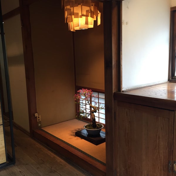 Das Foto wurde bei Omotesando Koffee von Janet S. am 11/22/2015 aufgenommen