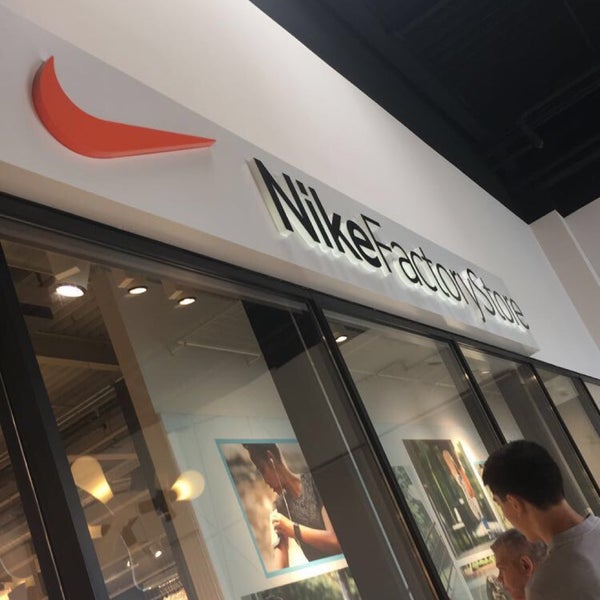 Nike Factory Store Spor Malzemeleri Perakendecisi da foto raflar