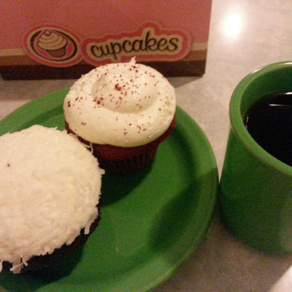 Photo taken at Cupcakes on Denman by J. Pablo V. on 6/27/2015