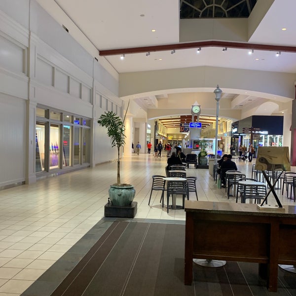 รูปภาพถ่ายที่ Memorial City Mall โดย Erez G. เมื่อ 1/16/2019