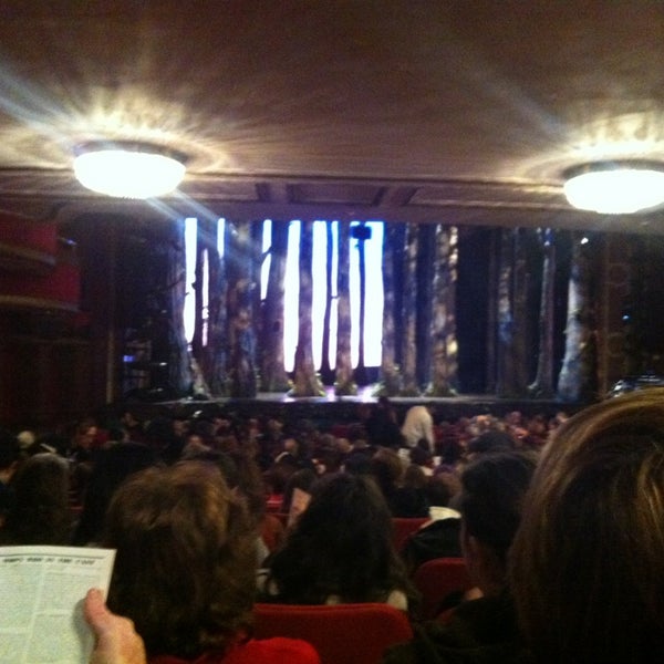 2/16/2013 tarihinde Keeli G.ziyaretçi tarafından Cinderella on Broadway'de çekilen fotoğraf