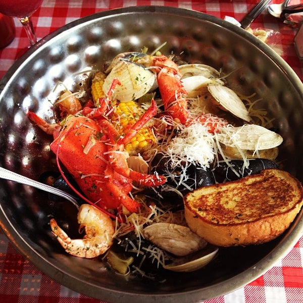 Photo prise au Lobster Pot Restaurant par Kerry B. le8/2/2013