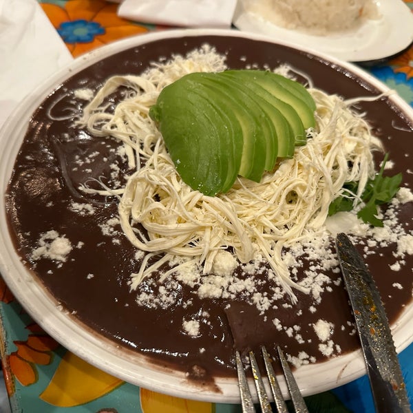 Das Foto wurde bei Guelaguetza Restaurant von Domo N. am 9/10/2023 aufgenommen