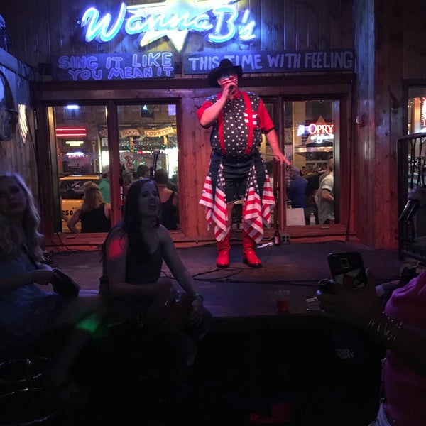 Foto scattata a WannaB&#39;s Karaoke Nashville da Nicole F. il 9/15/2016