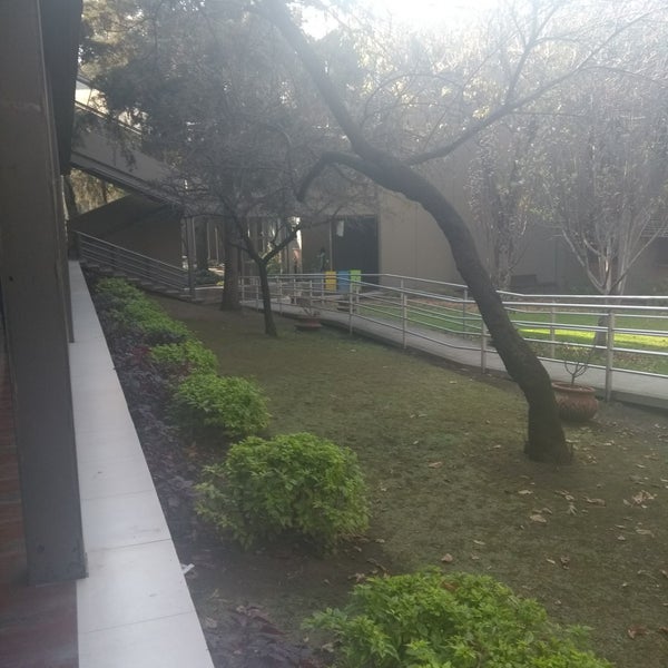 รูปภาพถ่ายที่ UNAM Facultad de Contaduría y Administración โดย Mariiee W. เมื่อ 1/12/2018
