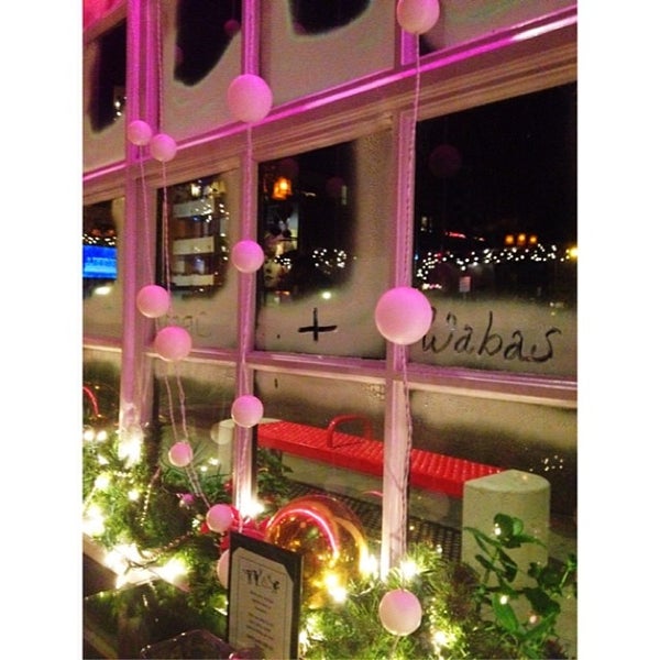 รูปภาพถ่ายที่ Paradise Bar &amp; Restaurant โดย Frankie 🤖 B. เมื่อ 12/26/2013