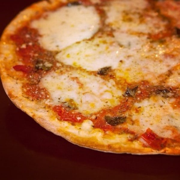 Foto scattata a Dominick&#39;s Pizza and Pasta da frank l. il 2/9/2013
