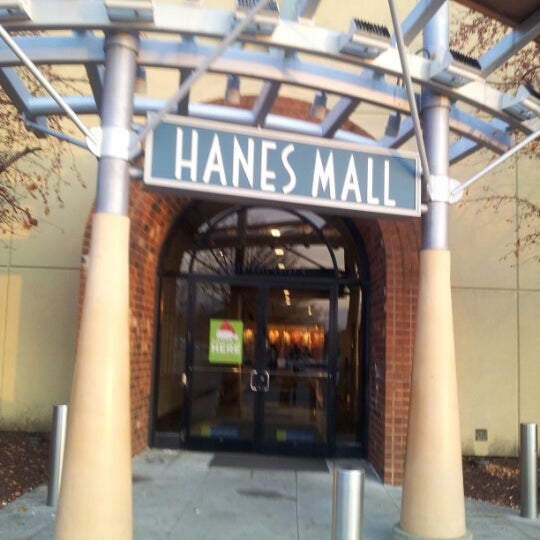 รูปภาพถ่ายที่ Hanes Mall โดย John R. เมื่อ 11/23/2012