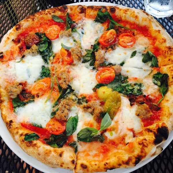 8/2/2015 tarihinde Peterziyaretçi tarafından Pizzeria Orso'de çekilen fotoğraf