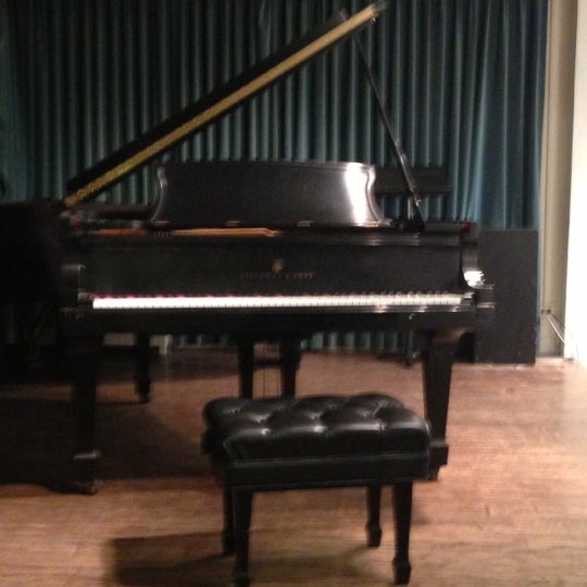 11/19/2012 tarihinde Ulises S.ziyaretçi tarafından Greenwich House Music School'de çekilen fotoğraf