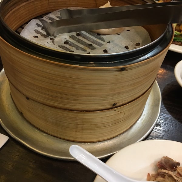Foto diambil di Shanghai Cuisine 33 oleh Michelle H. pada 12/13/2016