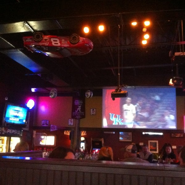 Foto diambil di Rafters Restaurant &amp; Sports Bar oleh Matt R. pada 12/29/2012