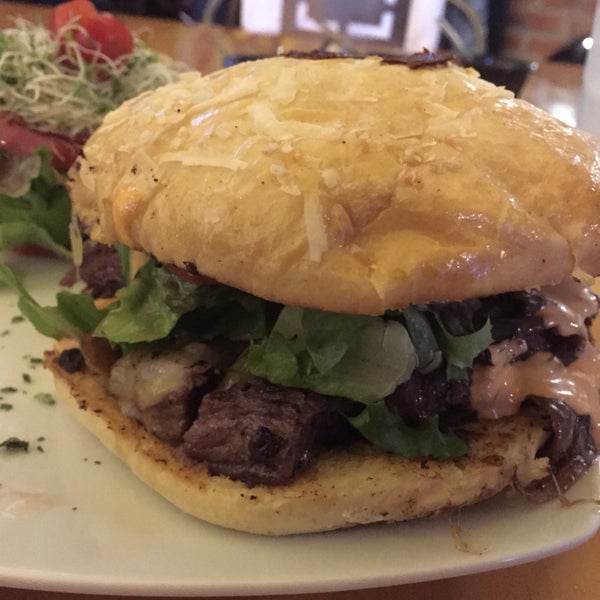 La hamburguesa mexicana está excelente. Los meseros y el ambiente están bien. Nuestra mejor calificación hasta el momento. Checa nuestro reseña en: Instagram@Theburgertasters.