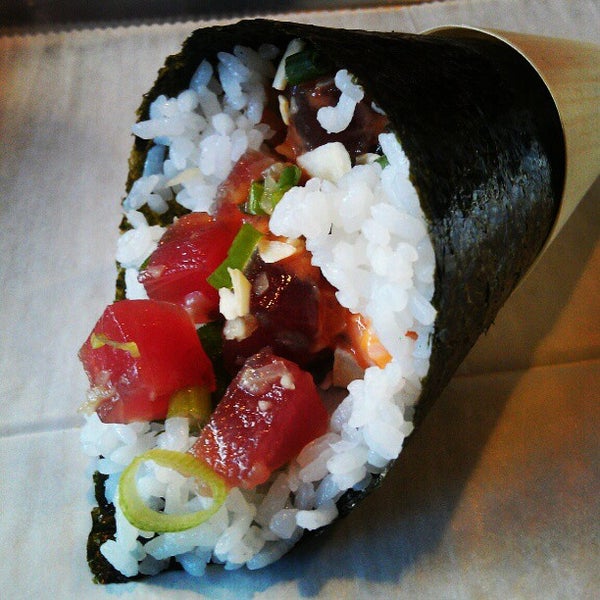 Photo taken at Iconic Hand Rolls by Doctor K. on 12/27/2012