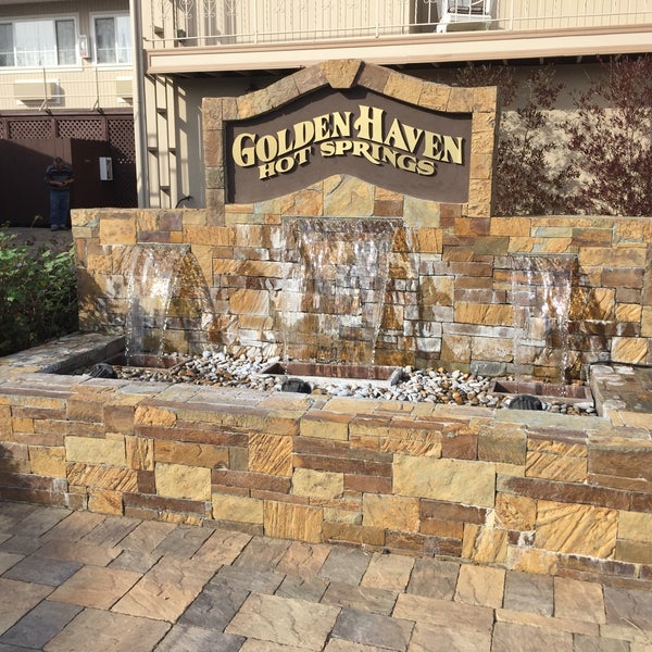 Foto diambil di Golden Haven Hot Springs Spa and Resort oleh Shallana E. pada 1/10/2015