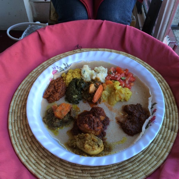 รูปภาพถ่ายที่ Meskerem Ethiopian Restaurant โดย Brant I. เมื่อ 5/25/2014