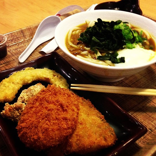 Foto tirada no(a) U:DON Fresh Japanese Noodle Station por Jordan B. em 12/13/2012
