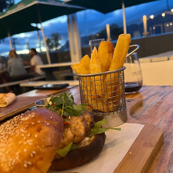 Rooftop dining in Kenilworth with Mountain View. Great pizzas & Burgers. Try the chicken satay burger. Full bar available with several cocktail specials.