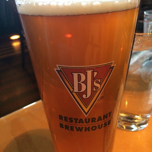 Photo taken at BJ&#39;s Restaurant &amp; Brewhouse by Roy H. on 5/21/2016