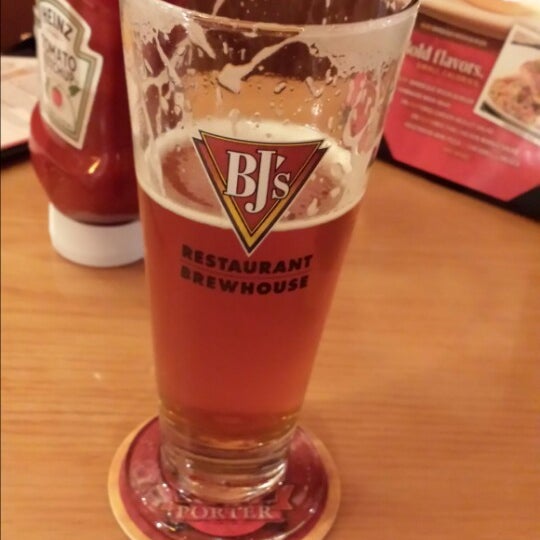 Photo taken at BJ&#39;s Restaurant &amp; Brewhouse by Shawn S. on 6/7/2013