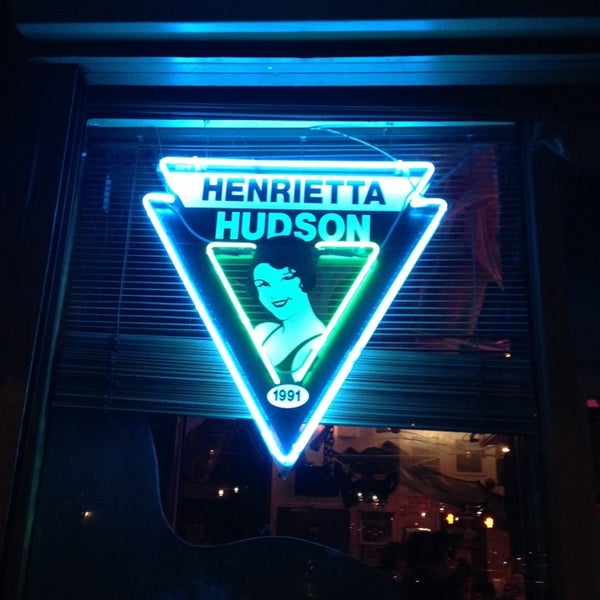 รูปภาพถ่ายที่ Henrietta Hudson Bar &amp; Girl โดย Deb C. เมื่อ 10/26/2013