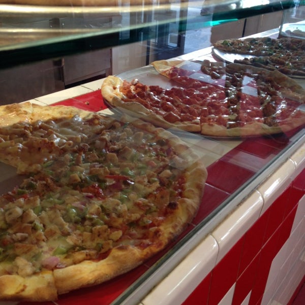 Foto tirada no(a) Pastafina Pizza por Deb C. em 7/16/2014
