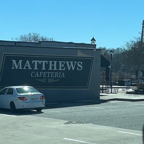 รูปภาพถ่ายที่ Matthews Cafeteria โดย Bruce W. เมื่อ 2/18/2023