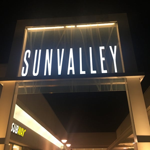 Das Foto wurde bei Sunvalley Shopping Center von Kimmi J. am 9/16/2017 aufgenommen