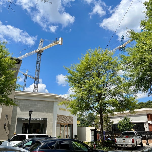 รูปภาพถ่ายที่ North Hills Shopping Center โดย Chad P. เมื่อ 6/26/2022