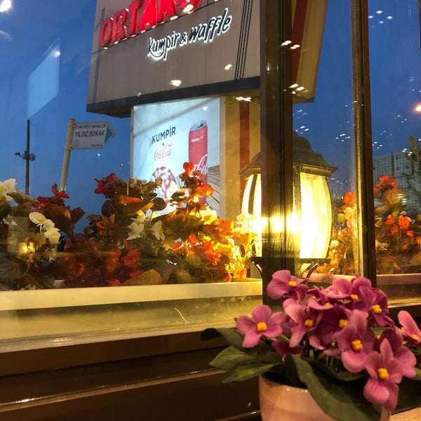 Photo taken at Ortaköy Kumpir &amp; Waffle by Gizem .. on 7/16/2018
