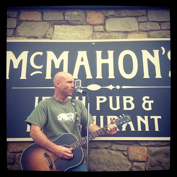 Foto tirada no(a) McMahon&#39;s Irish Pub por McMahons P. em 6/26/2013