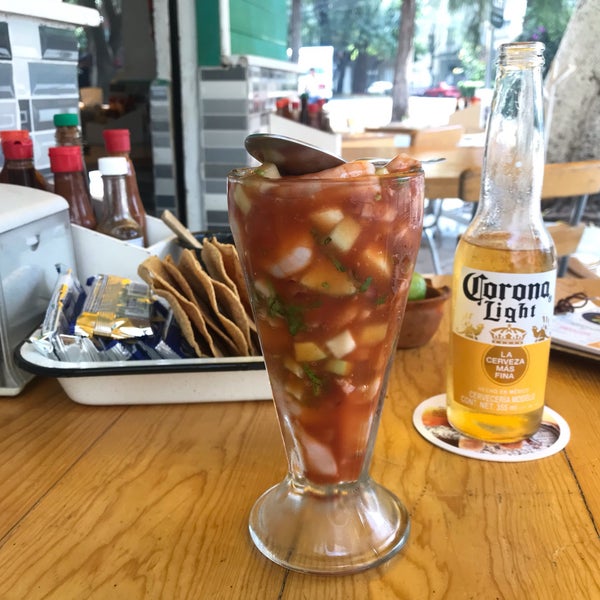 Muy fresco todo, gran cocktail de camarón, el aguachile bien servido 👌🏽, la cerveza súper fría, se agradece.