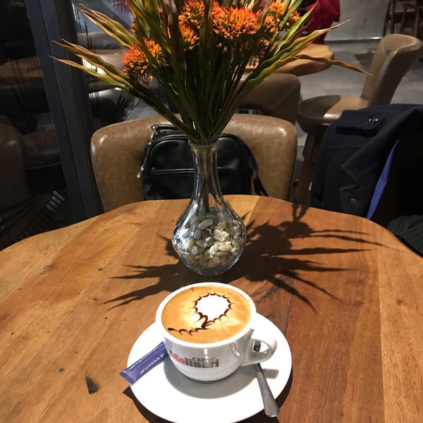 Photo prise au Caffè Molinari par Hikmet C. le6/27/2019