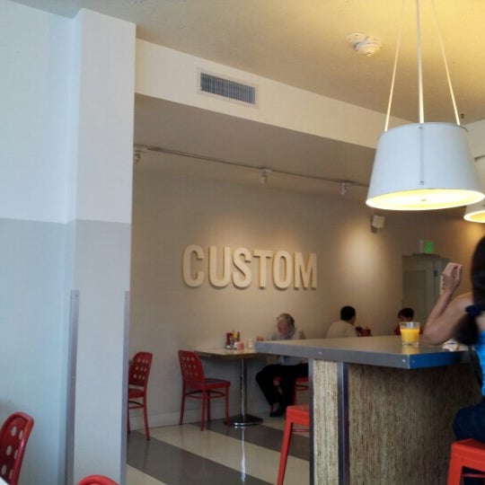 Foto tomada en Custom Burger  por Thorsten D. el 10/19/2012