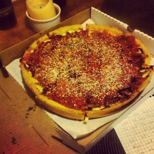 Снимок сделан в Kylie&#39;s Chicago Pizza пользователем Samantha K. 9/17/2012