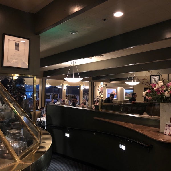 รูปภาพถ่ายที่ Alioto&#39;s Restaurant โดย Le D. เมื่อ 3/17/2019