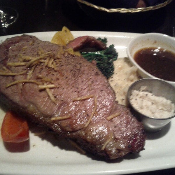 Das Foto wurde bei Quinn&#39;s Steakhouse &amp; Bar von Dayes W. am 3/12/2013 aufgenommen