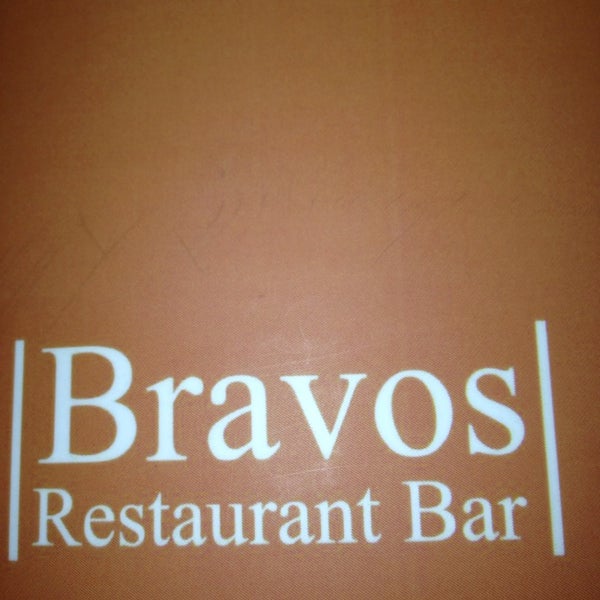 Foto scattata a Bravos Restaurant Bar da Tim L. il 11/2/2013