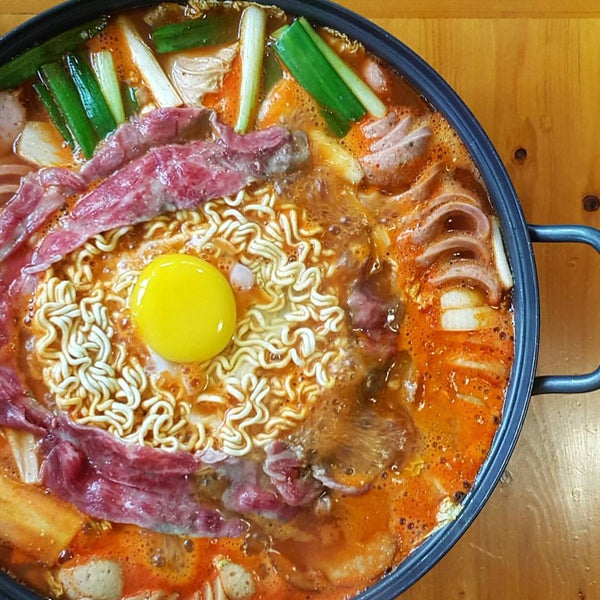 Снимок сделан в Jjang Korean Noodle &amp; Grill пользователем Ade Putri P. 10/22/2015