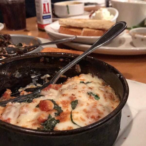 Photo taken at BJ&#39;s Restaurant &amp; Brewhouse by Marshall G. on 12/10/2017
