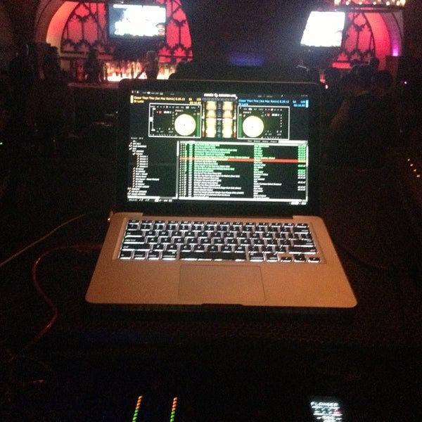 1/1/2013 tarihinde DJ Dezinerziyaretçi tarafından Cellar Bar at Bryant Park Hotel'de çekilen fotoğraf