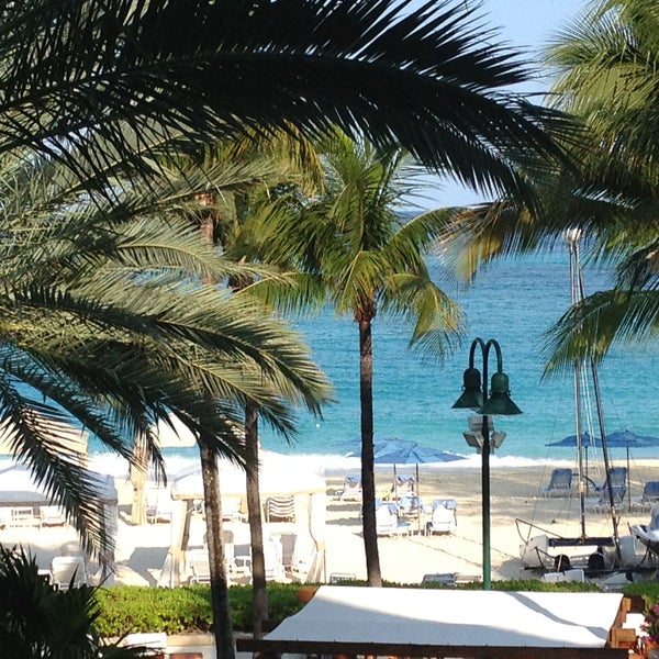 Foto tomada en The Westin Grand Cayman Seven Mile Beach Resort &amp; Spa  por David G. el 5/6/2013