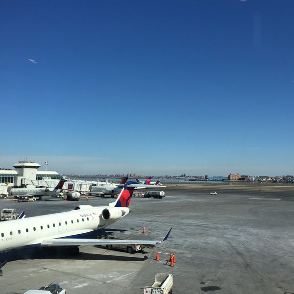 3/24/2015 tarihinde David G.ziyaretçi tarafından LaGuardia Havalimanı (LGA)'de çekilen fotoğraf