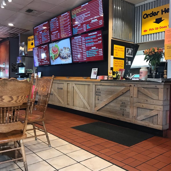 Photo taken at Ballard Brothers Seafood &amp; Burgers by Elena 🐯 on 10/2/2019