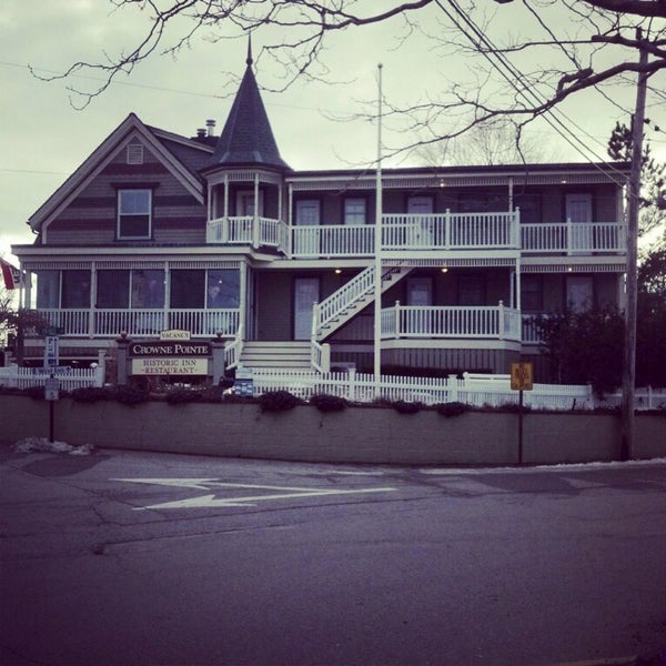 Снимок сделан в Crowne Pointe Historic Inn &amp; Spa пользователем Mona H. 2/14/2014