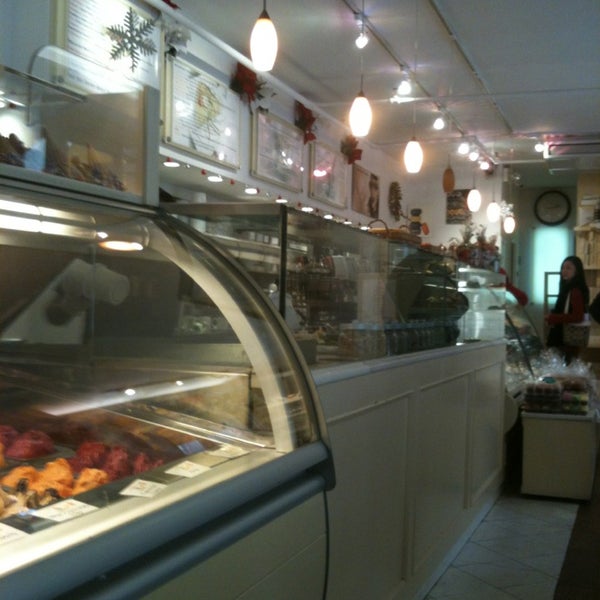 12/31/2012 tarihinde Piper C.ziyaretçi tarafından Artopolis Cafe'de çekilen fotoğraf